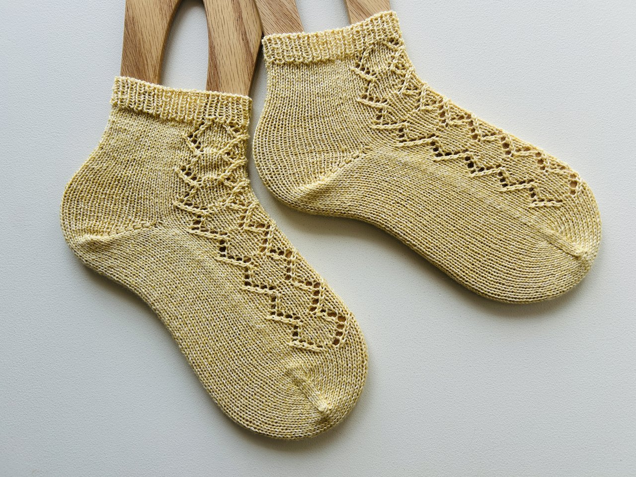 マスタード色のDiamond Mesh Socks。側面にひし形のレース模様が並ぶ