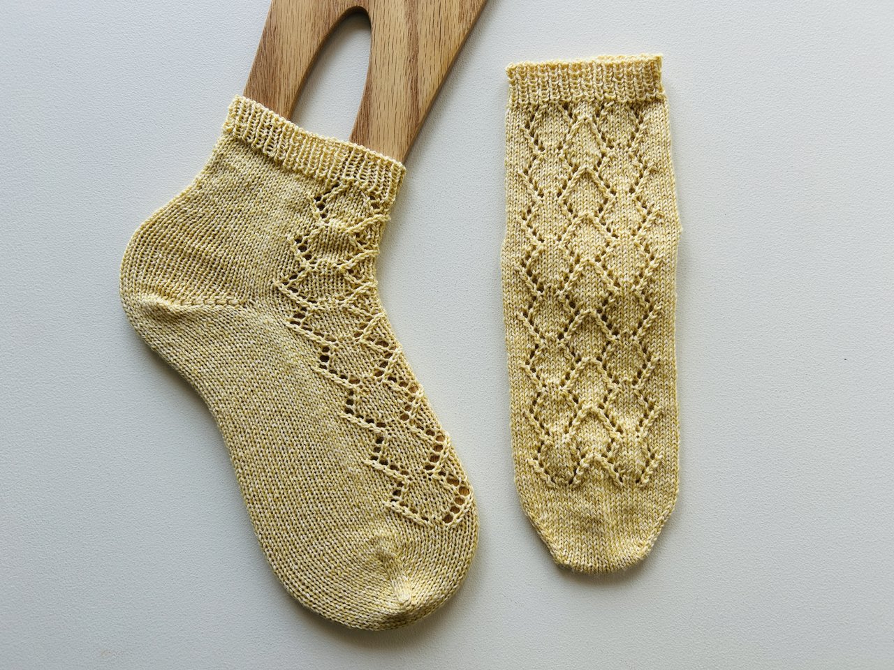 Diamond Mesh Socksの甲側。大きなひし形のレース模様が全面に広がる