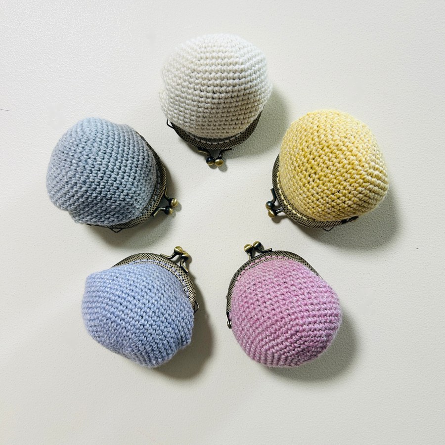 かぎ針で編んだ5色のがま口