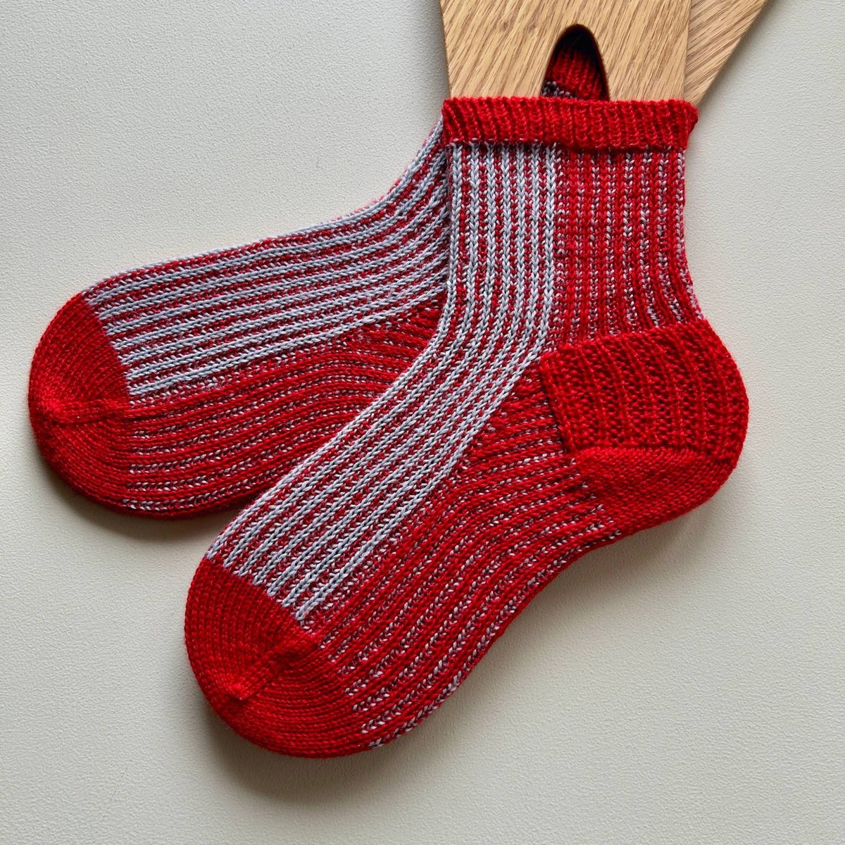 赤とグレーの縦じまのTwo Colors Socks